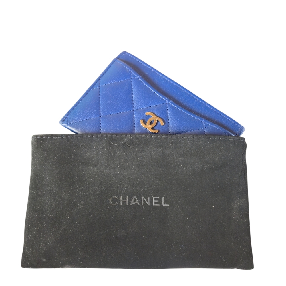 CHANEL Blue Quilted Card Holder with Gold Logo - Picture 2 of 7